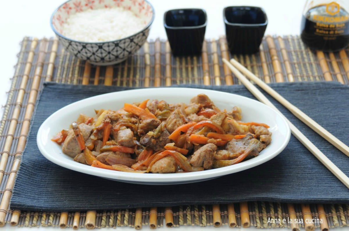 Stukjes varkenshaas in zoetzure saus