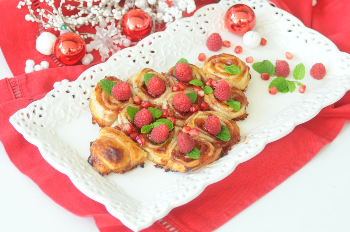 Boom van bladerdeegrolletjes met frambozen