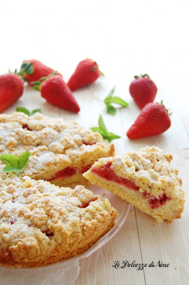 Kruimeltaart met aardbeien