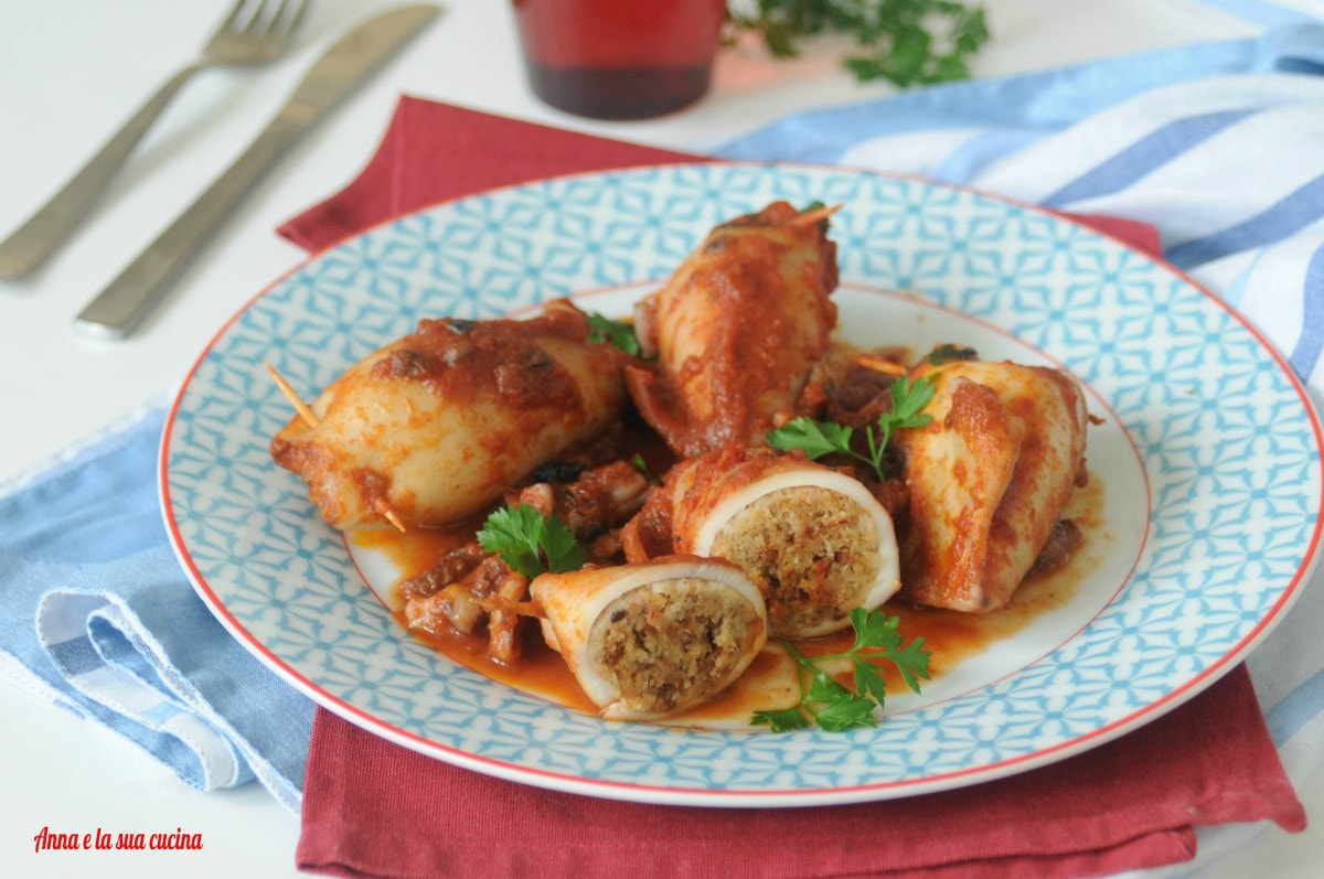 Gevulde inktvis in rode saus