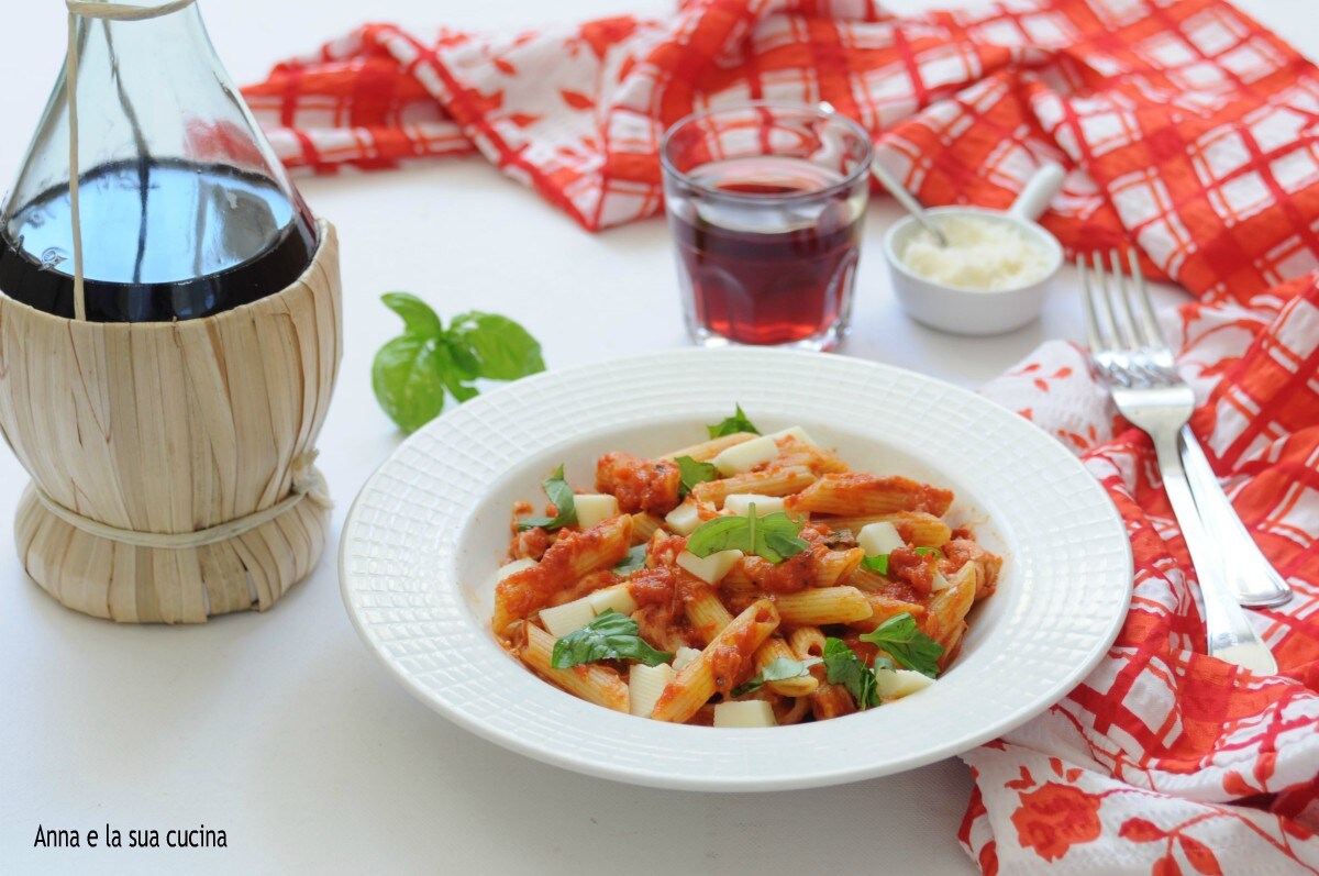 Penne met tomaat en provola