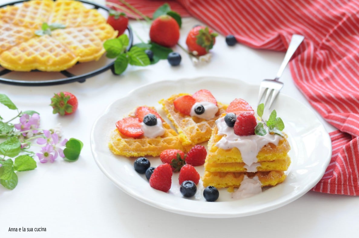 Wafels met yoghurt en vers fruit