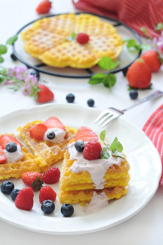 Wafels met yoghurt en vers fruit