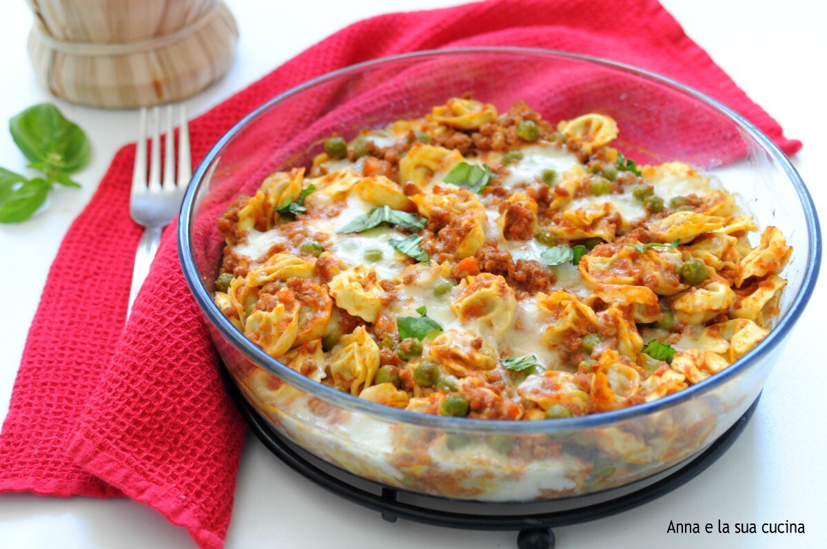 Tortellini met vleessaus en erwten uit de oven
