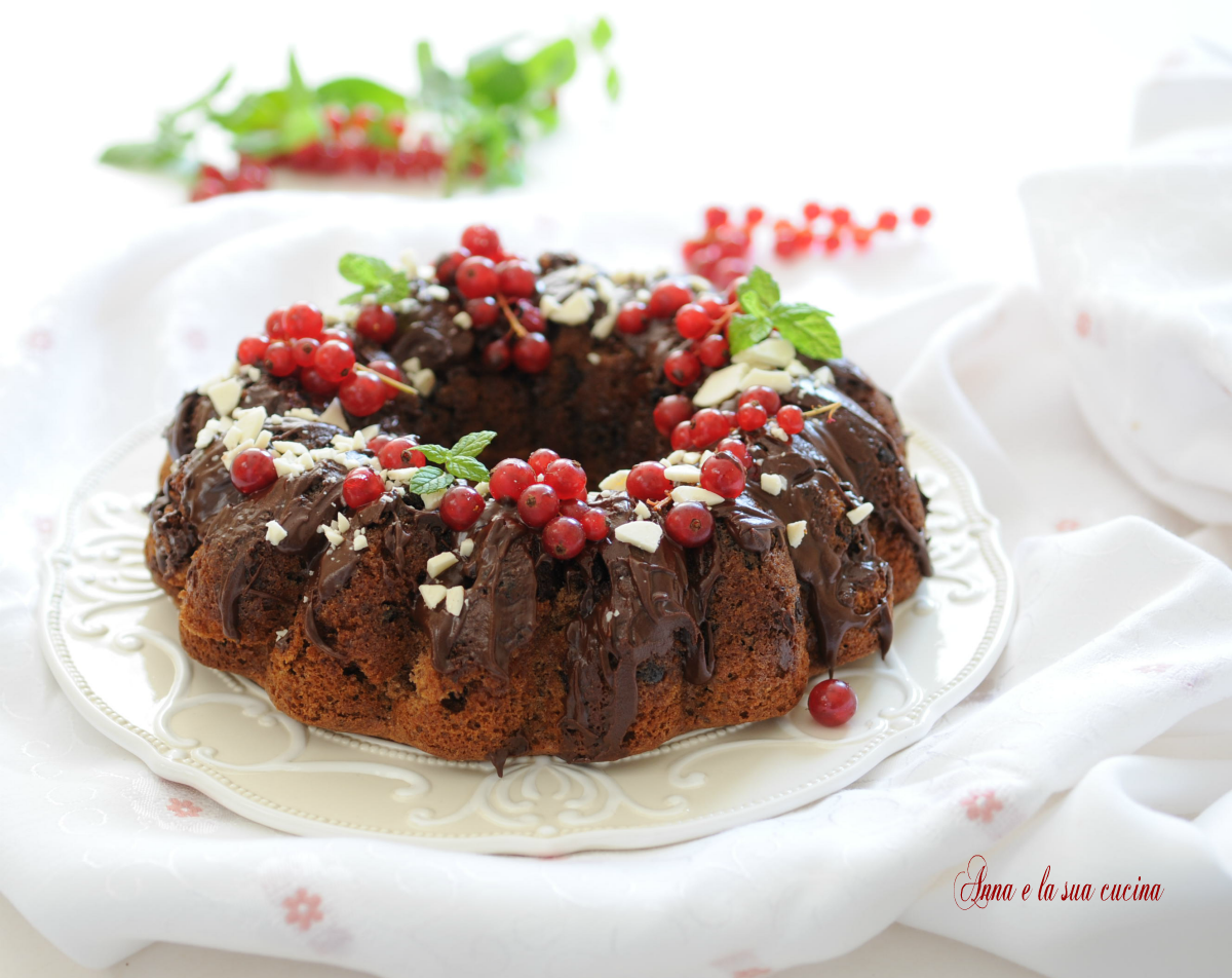 Tulband met chocoladesuikerglazuur en aalbes