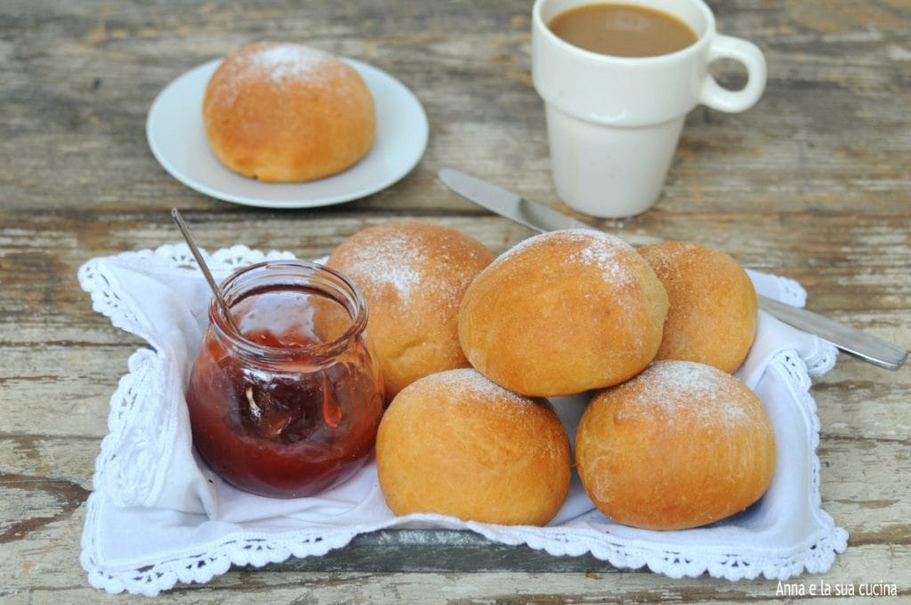 Zoete broodjes met melk en boter