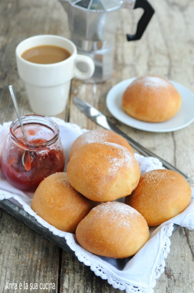 Zoete broodjes met melk en boter