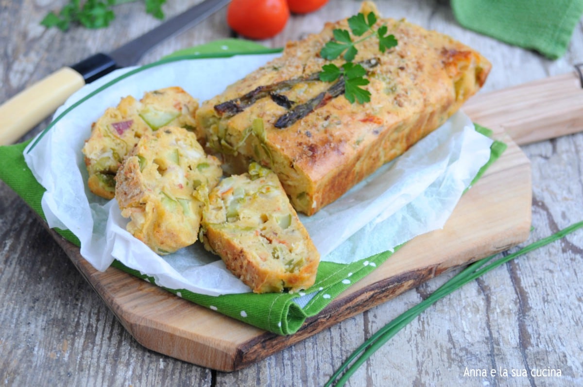 Hartige cake met groenten en kazen