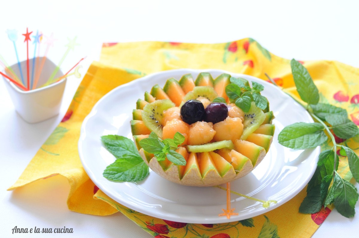 Mandjes van suikermeloenen met gemengd fruit