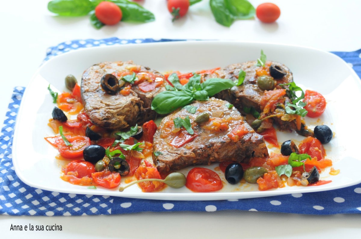 Verse tonijn met tomaten en olijven
