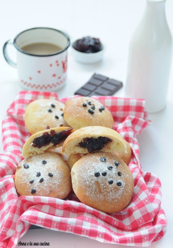 De zachte roomgebakjes gevuld met room