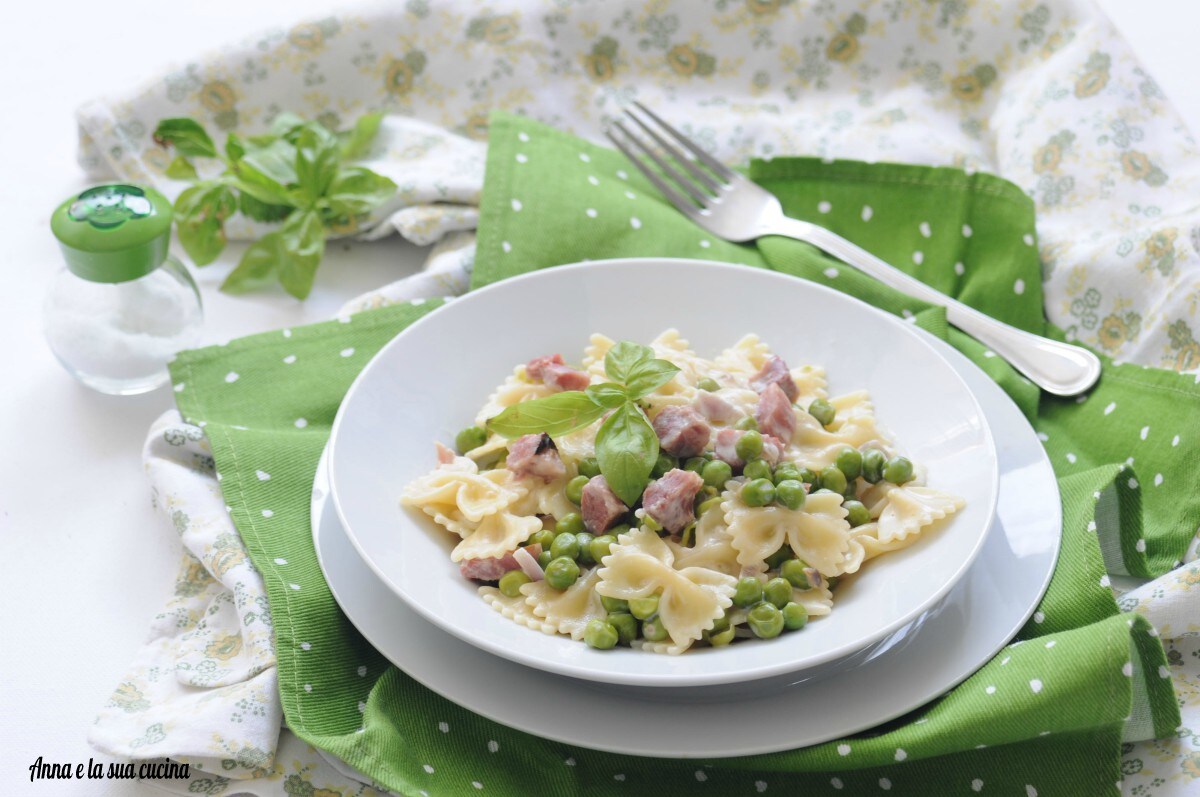 Romige pasta met erwten en gekookte ham