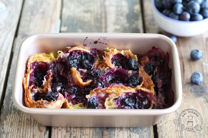 Dessert met overgebleven croissants