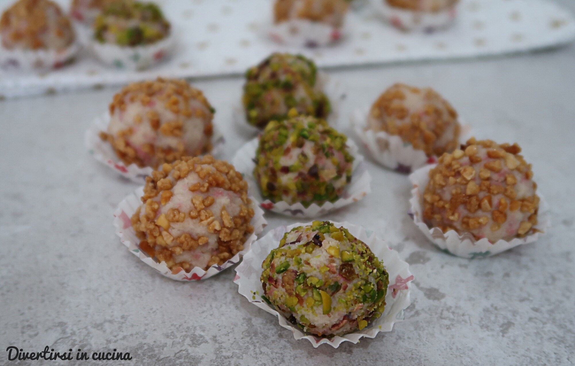 Drie-ingrediënten snoepjes zonder bakken