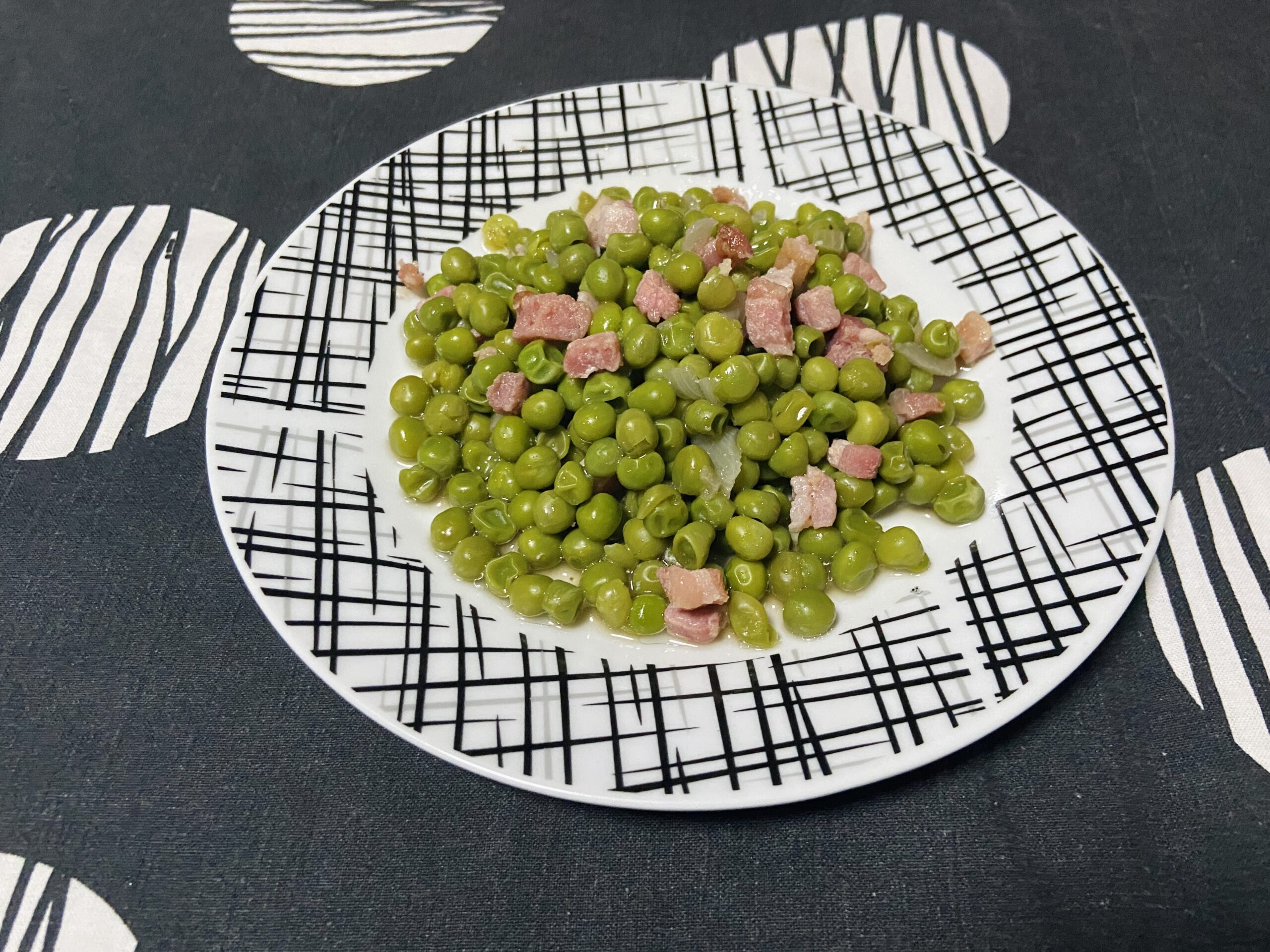 Erwten met spek in de pan