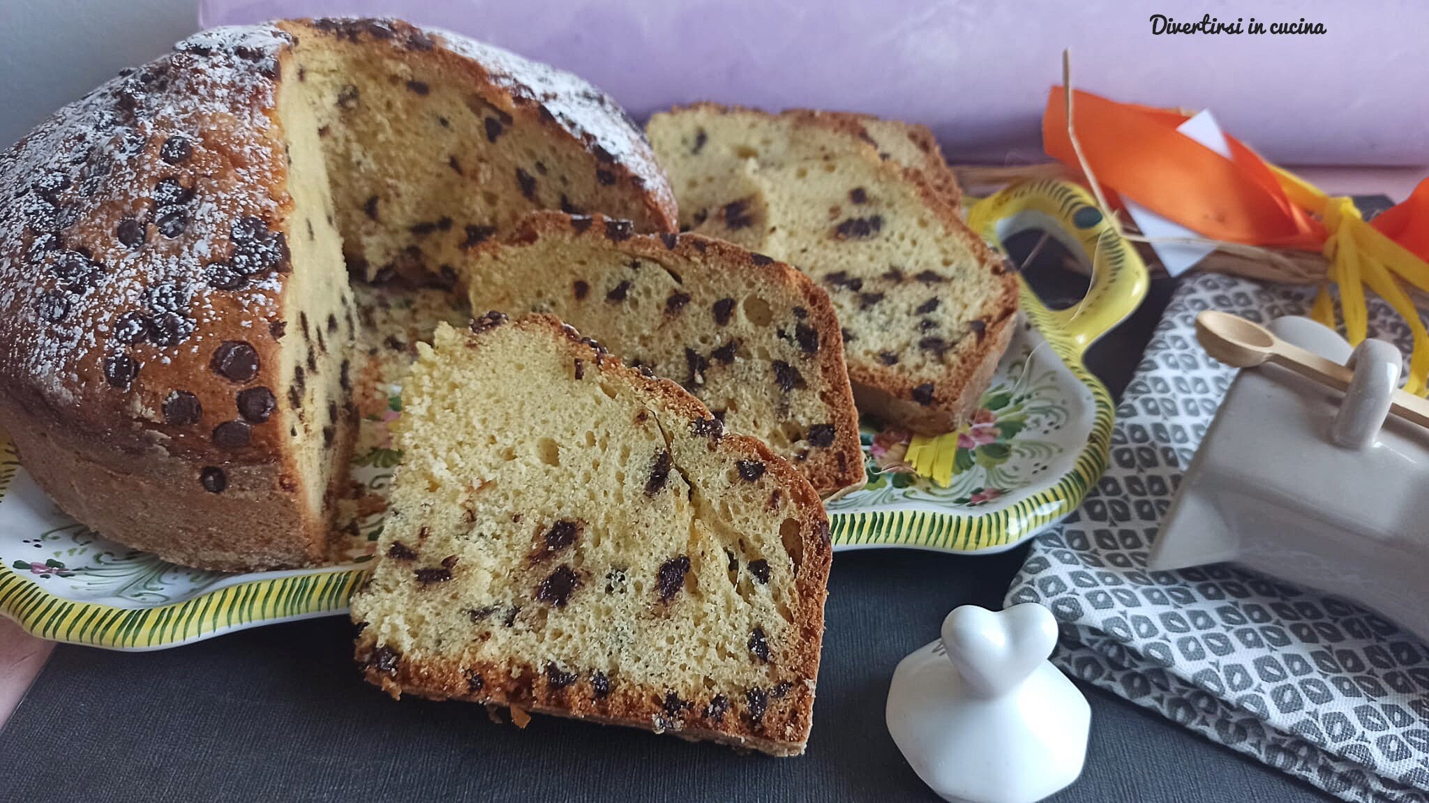 Hoge en luchtige taart met chocoladedruppels