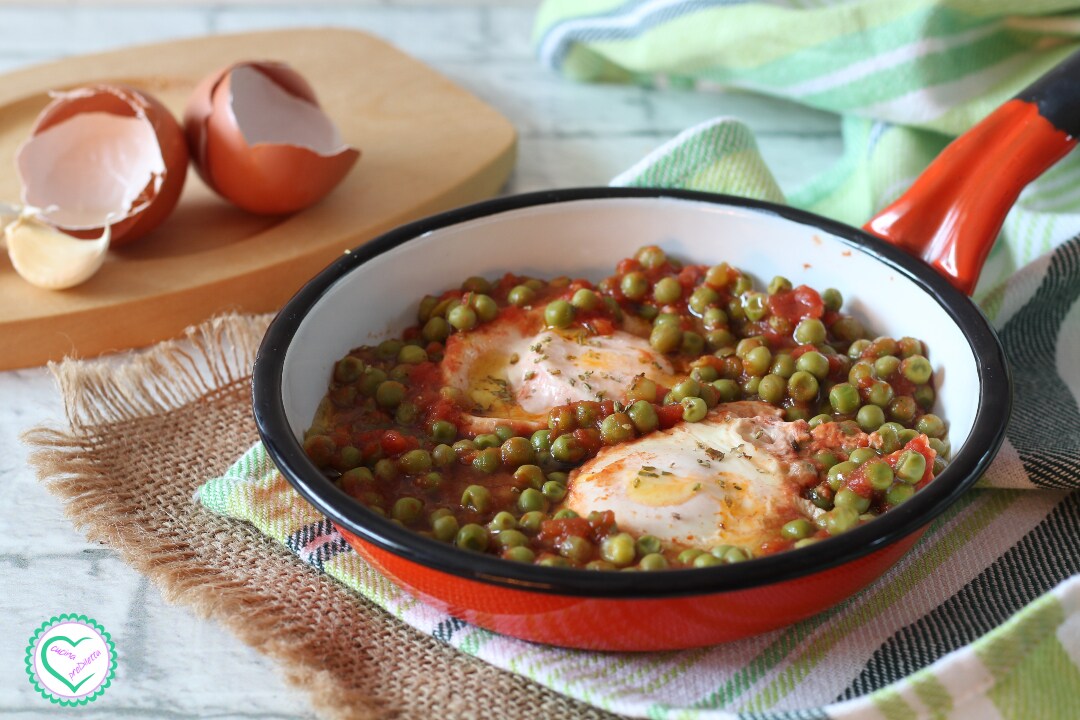 Eieren met erwten in tomatensaus