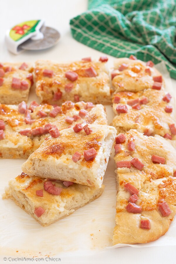 FOCACCIA MET HAM EN TALEGGIO