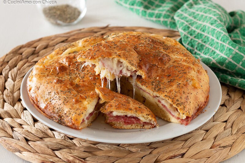 FOCACCIA MET LEPEL MET SALAMI EN KAAS