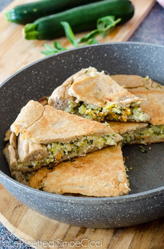 Volkoren focaccia in de pan met courgettes, pompoenbloemen en kaas, zonder oven en zonder rijzen