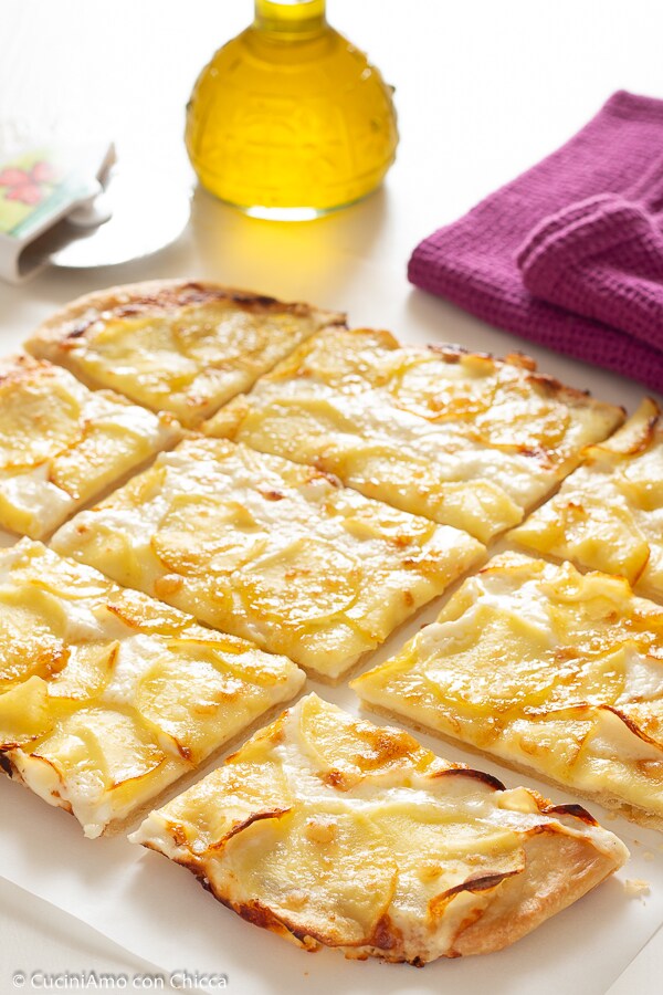 Focaccia met aardappelen en crescenza
