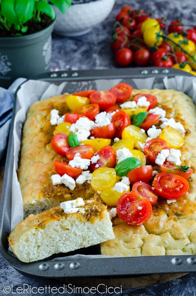Focaccia met rode pesto, tomaatjes en feta