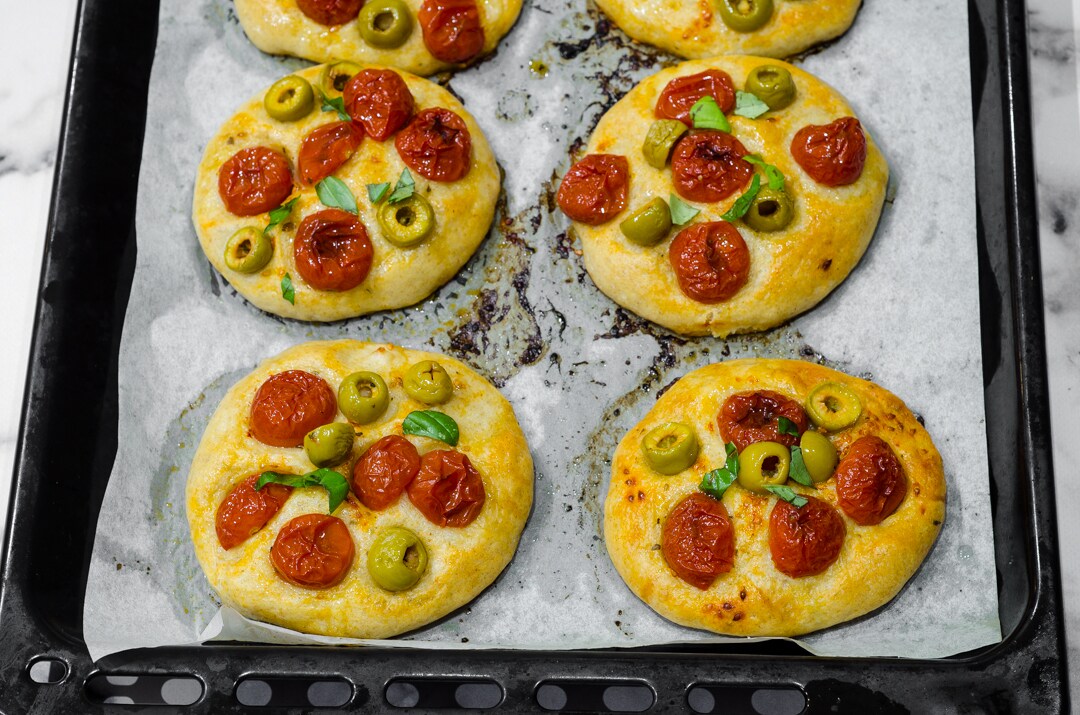 Focaccine met kerstomaatjes en olijven, zacht, smaakvol en gemakkelijk te maken!