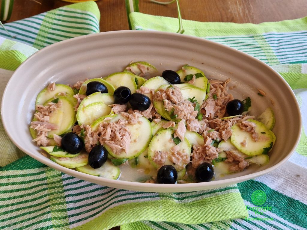 De gemarineerde courgettesalade met tonijn