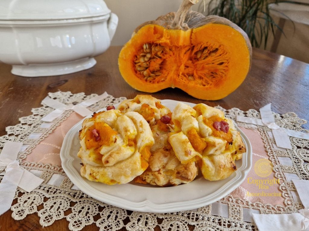 Voorgerecht van pompoenrozen en spek