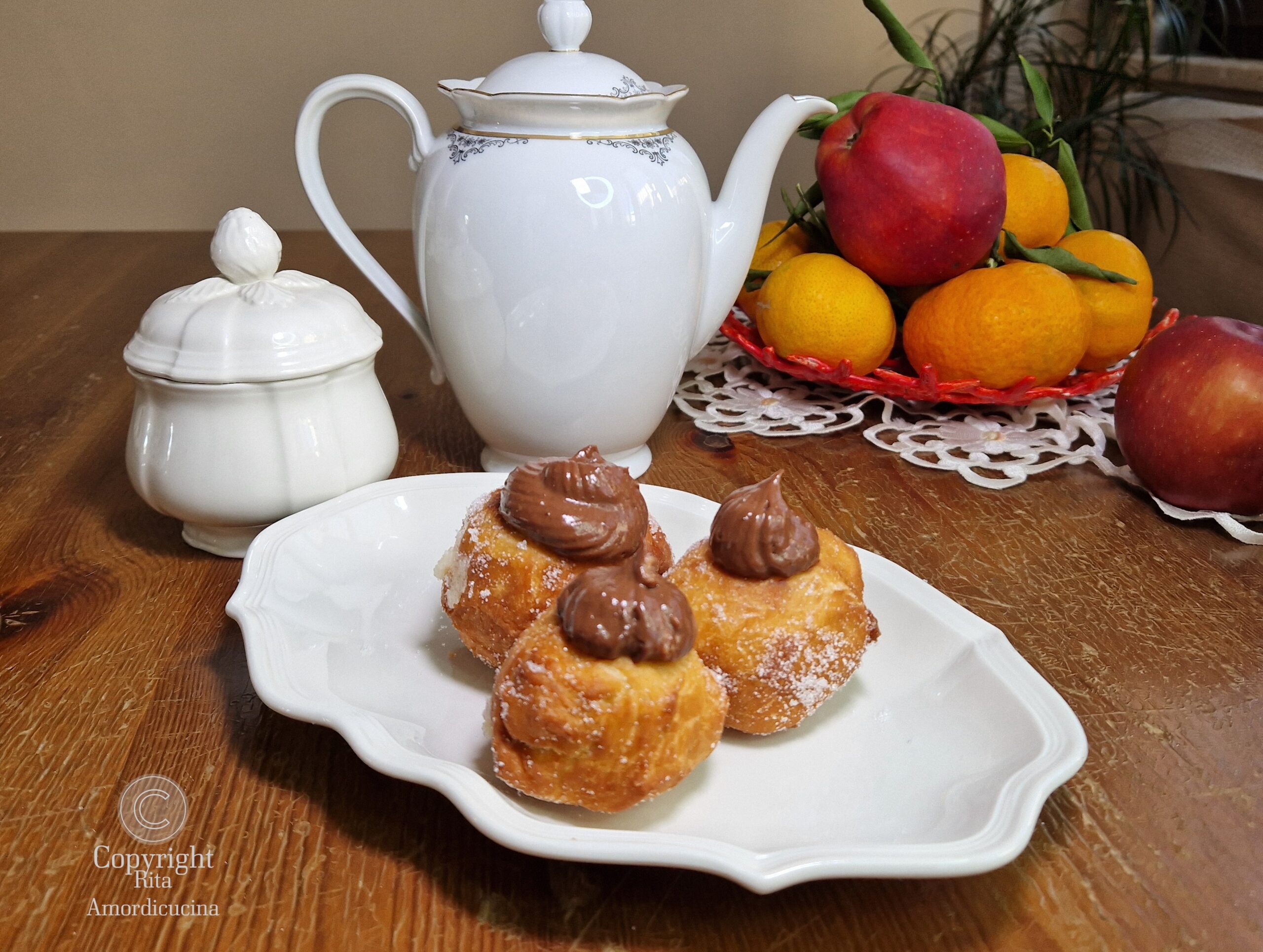 De gefrituurde bollen met dubbele room