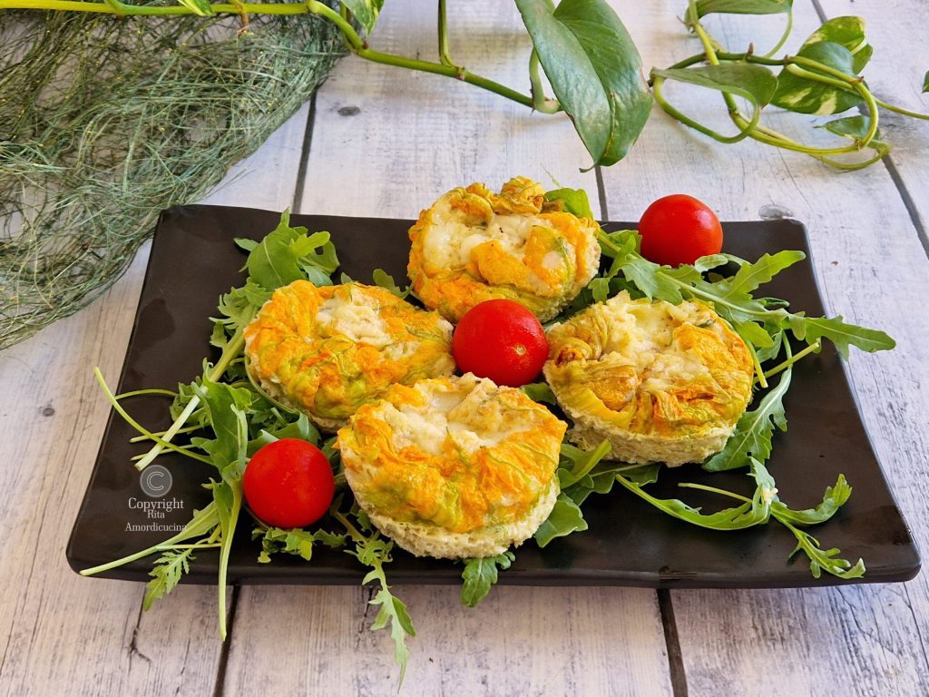 De gevulde pompoenbloem pakketjes