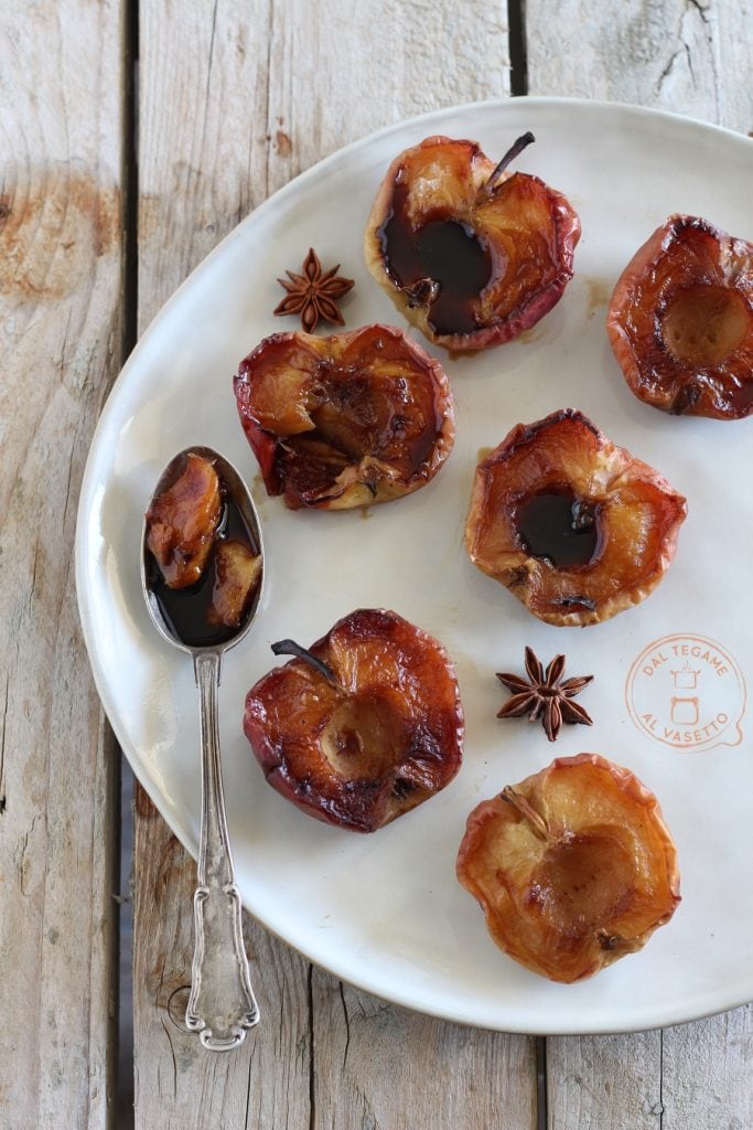 in tweeën gesneden gekarameliseerde appels gekookt in de instant pot