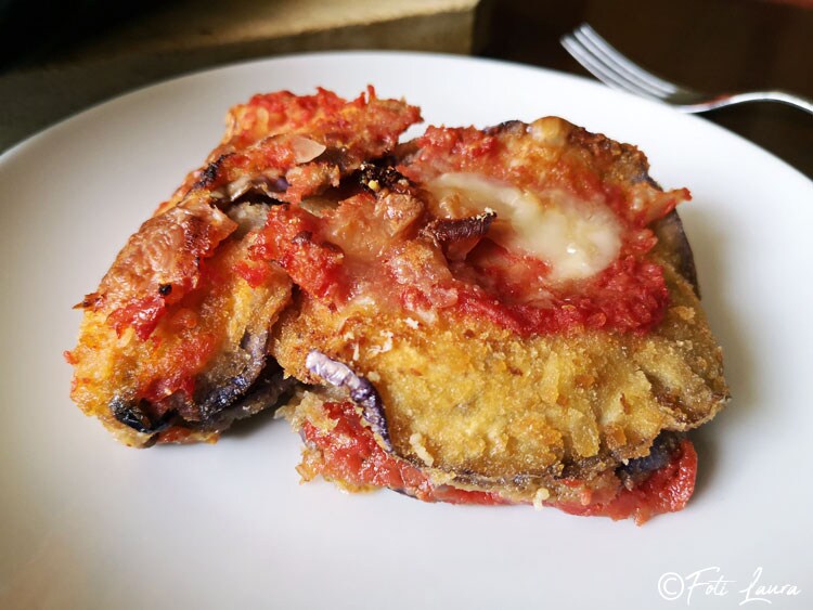 Gebakken aubergine parmigiana met paneermeel