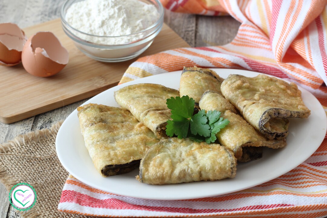 Gebakken aubergines met eieren en bloem