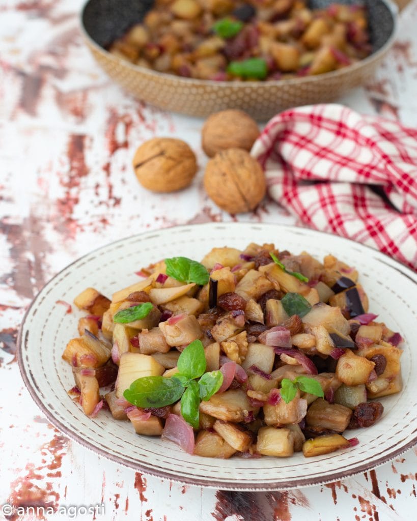 Gebakken Aubergines met Walnoten en Rozijnen