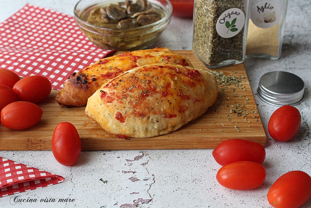 Gebakken calzones Koken met uitzicht op de zee