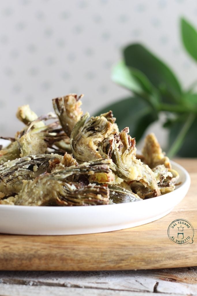 plakjes artisjokken gepaneerd met rijstmeel en gefrituurd in een airfryer