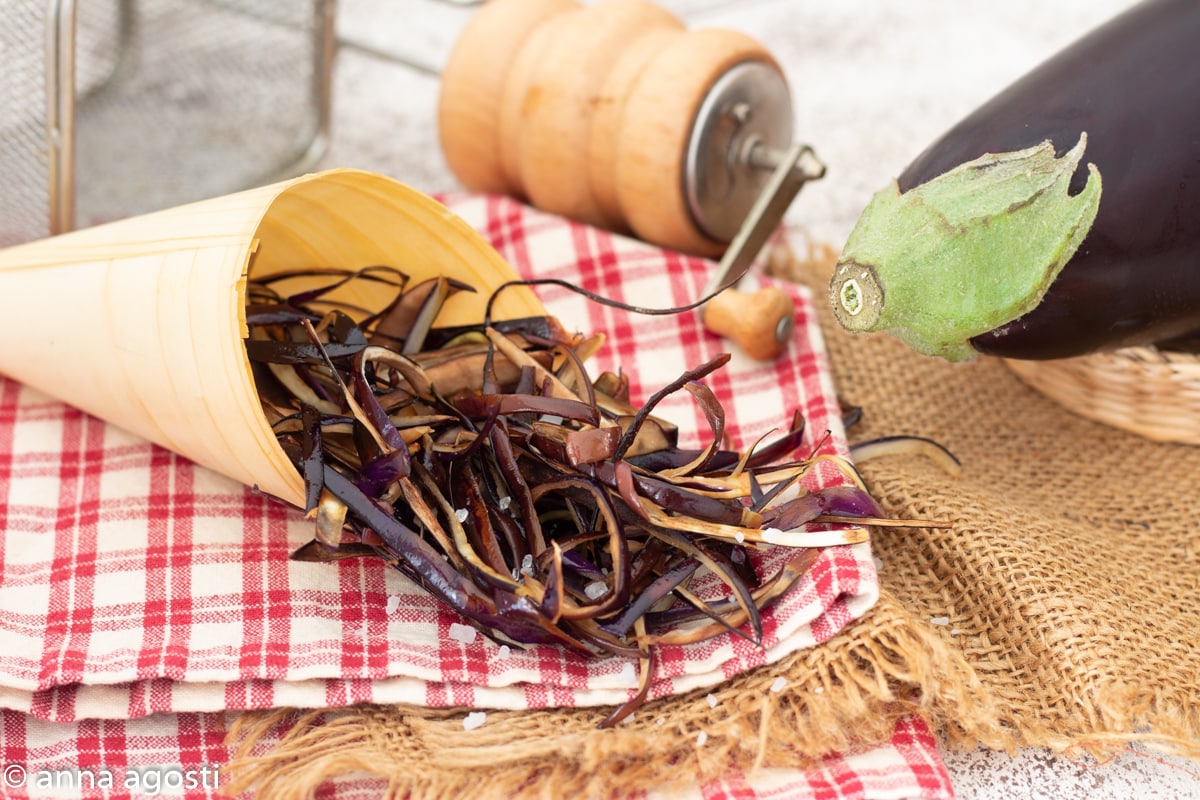 Gefrituurde aubergineschillen in 2 versies