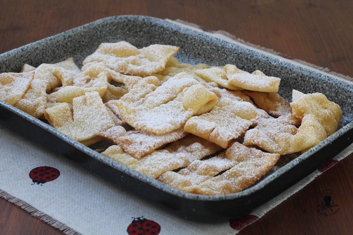 Gefrituurde en gebakken chiacchiere