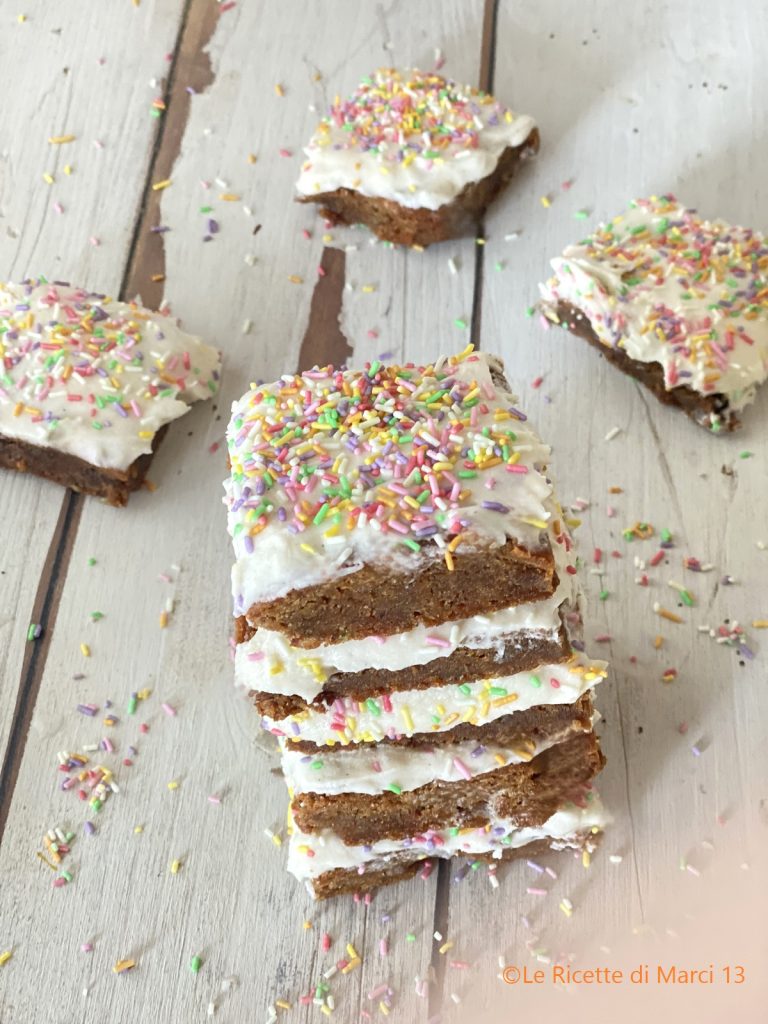 Geglazuurde Carnavalsnoepjes (frosted funfetti blondies)