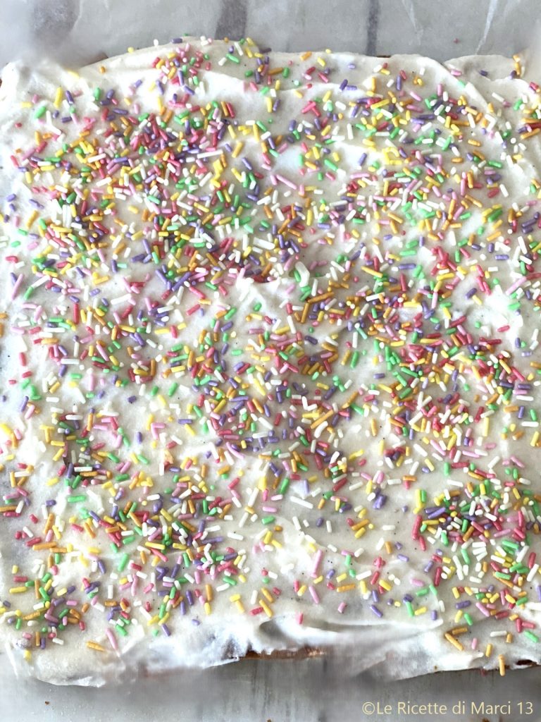 Geglazuurde Carnavalsnoepjes (frosted funfetti blondies)
