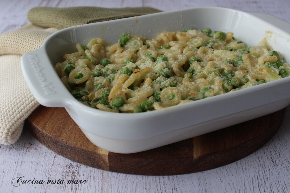 Gegratineerde pasta met erwten en prei