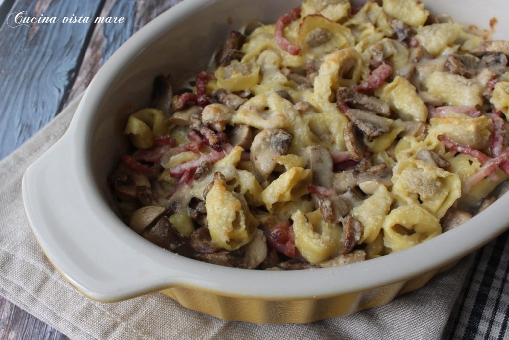 Gegratineerde tortellini met paddenstoelen en speck Keuken uitzicht op zee