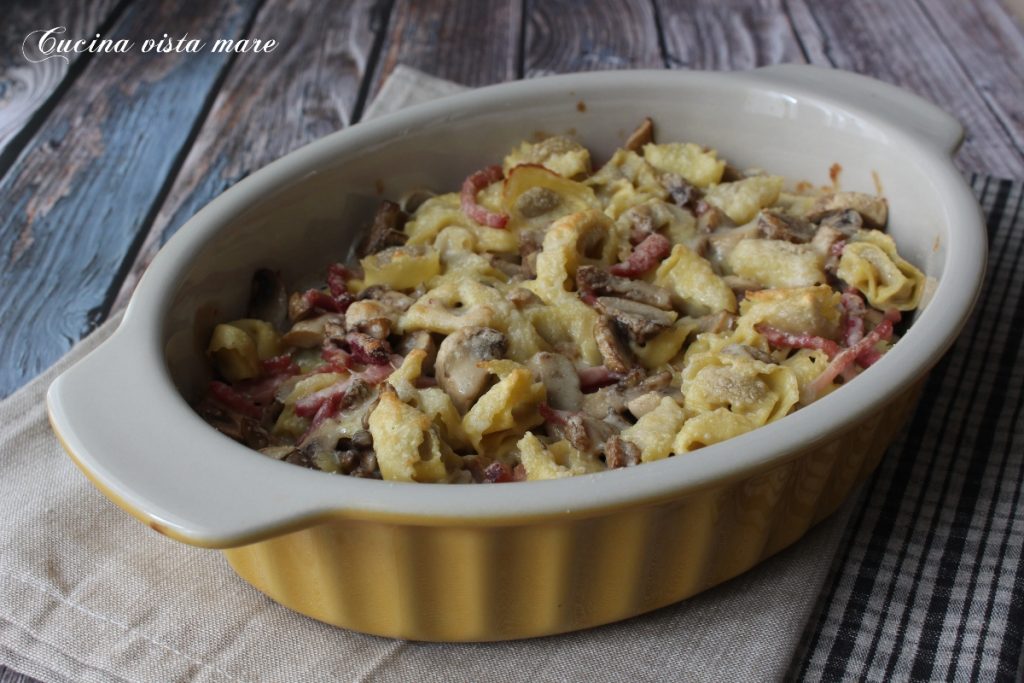 Gegratineerde tortellini met paddenstoelen en speck Keuken uitzicht op zee