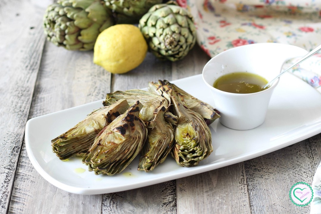 Gegrilde artisjokken op de plaat