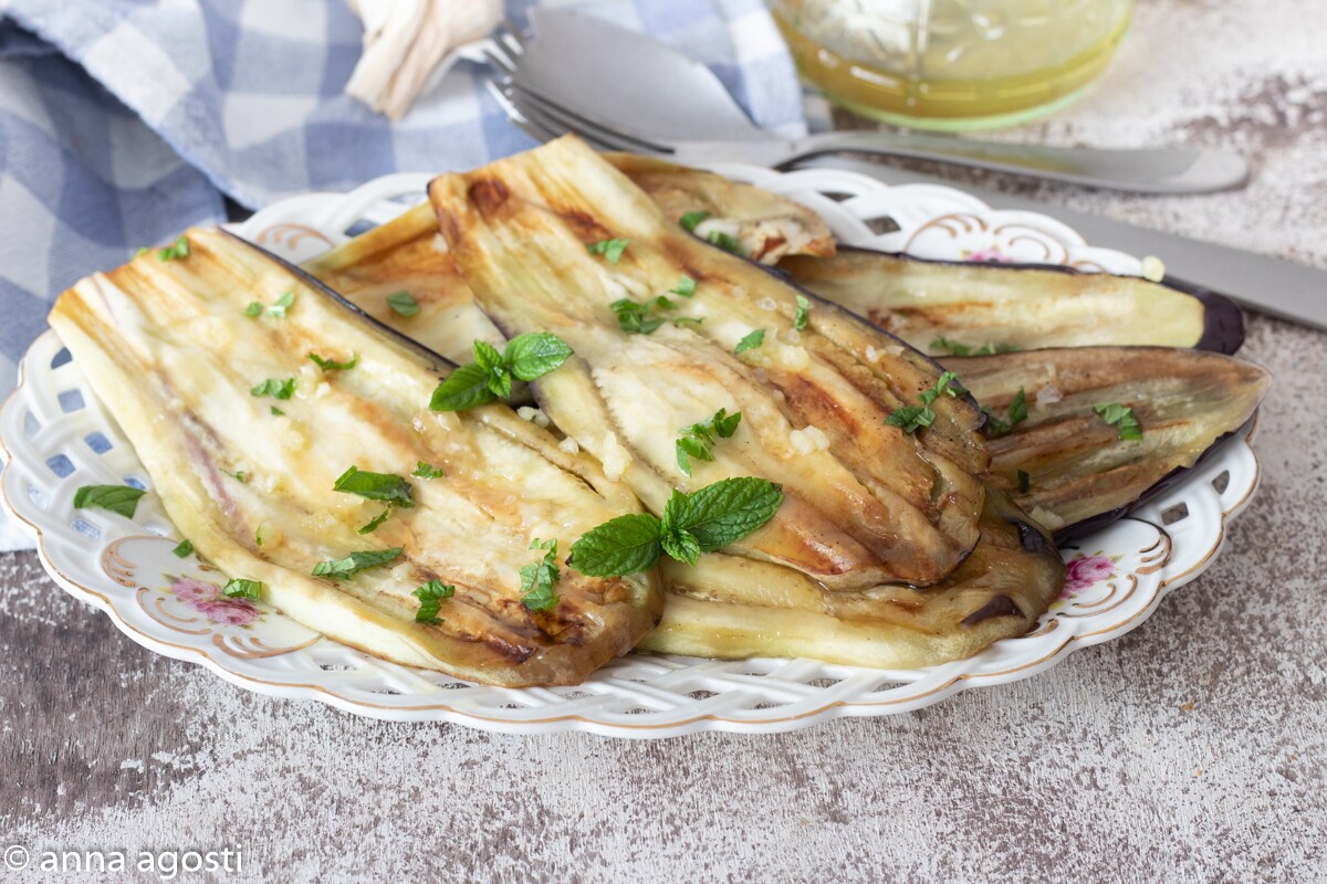 Gegrilde aubergines met munt