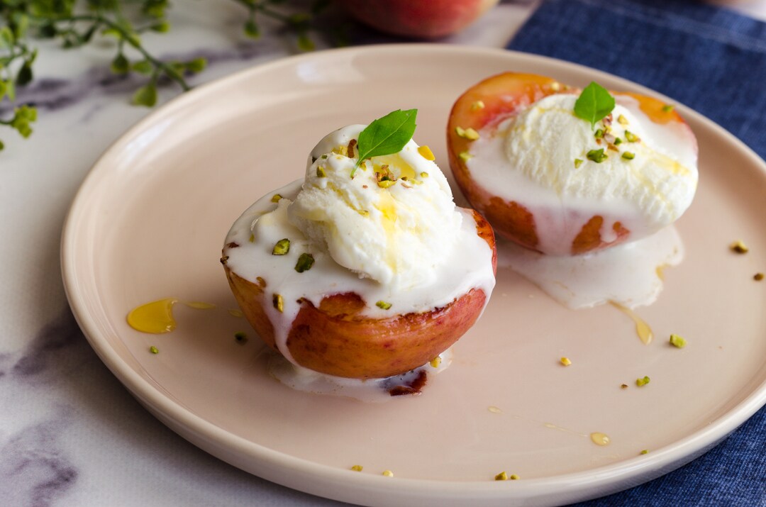 Gekarameliseerde perziken in de pan met ijs, een fris en heerlijk dessert!