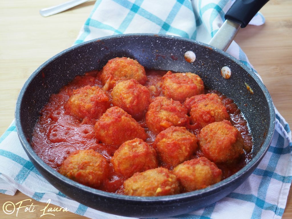 Gekookte gehaktballetjes in tomatensaus in de pan
