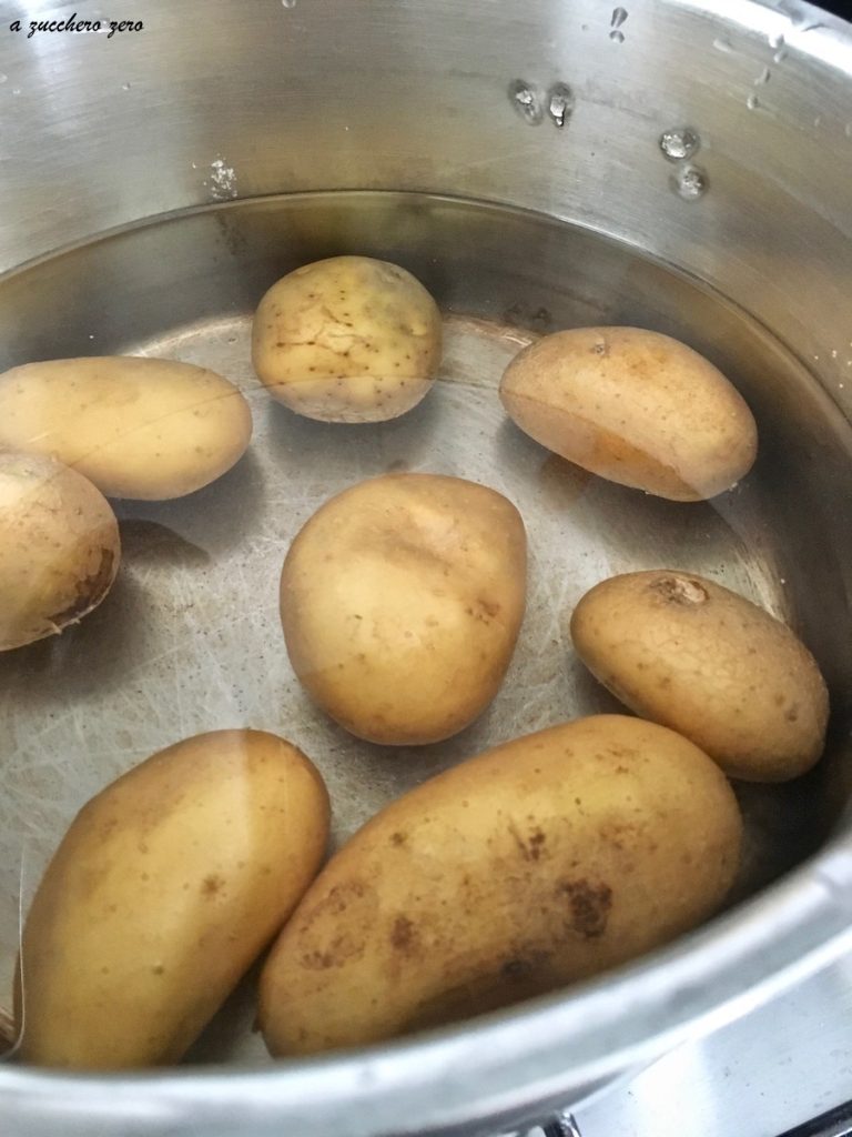 gekookte aardappelen met schil