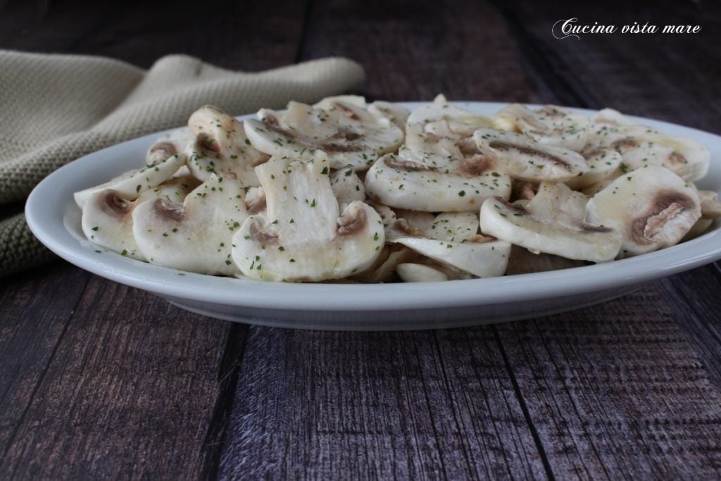 Gemarineerde champignons Keuken met zeezicht